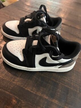 Nike Jordan 1 retro Kids Black and White Low-Top Sneakers with Swoosh